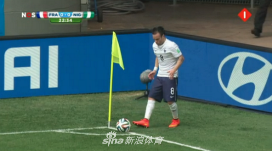 菲尔琼斯在拼抢中表情极度扭曲瞪眼咧嘴被网友戏称为表情包大帝表情管理完全失控