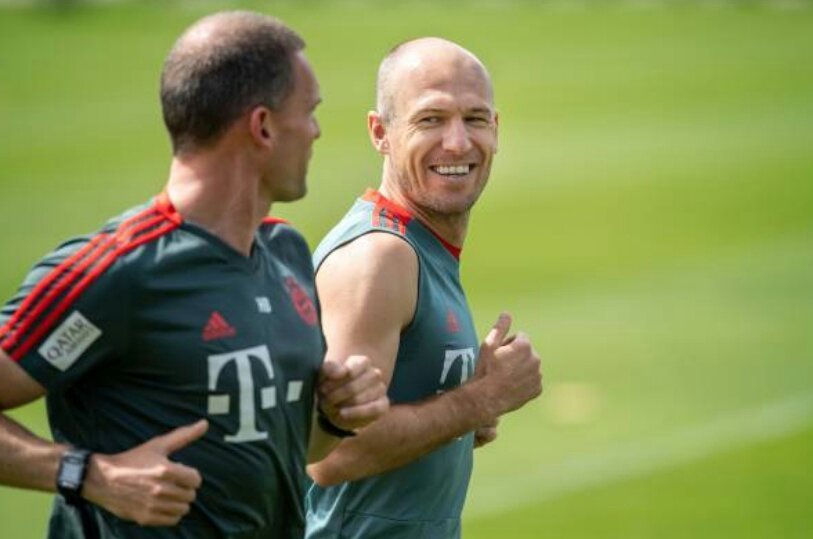 训练场上，罗本全神贯注地调整着脚下的皮球，那专注的眼神仿佛穿透了时空，瞄准的正是汉诺威的球门死角。