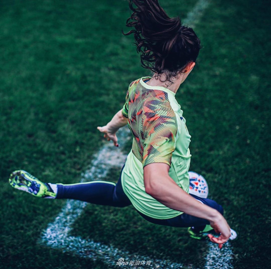 训练场上，几名曼城女足球员围在一起进行拉伸，她们相互配合，姿态放松，彼此间的信任和默契在无声中流淌。