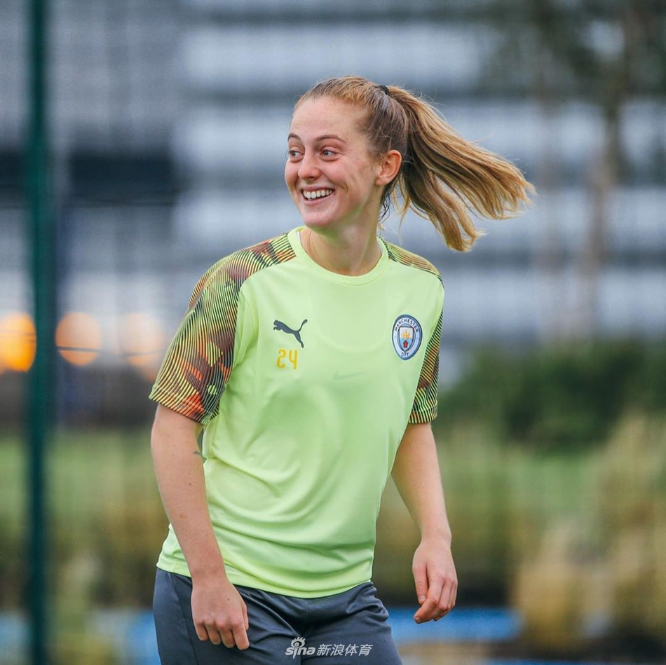 一名曼城女足球员在训练后开心地喝着水，晶莹的水珠在阳光下闪烁，她满足的神情正是这支快乐之师日常的缩影。
