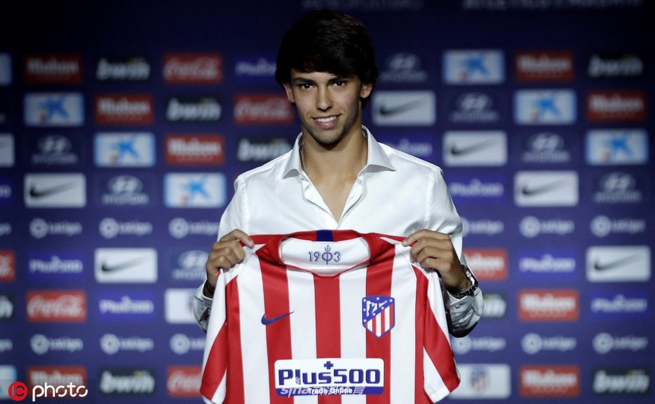 菲利克斯与马竞俱乐部主席恩里克·塞雷佐在签约后握手合影，两人共同展示着崭新的红白条纹球衣，标志着合作的正式开始。