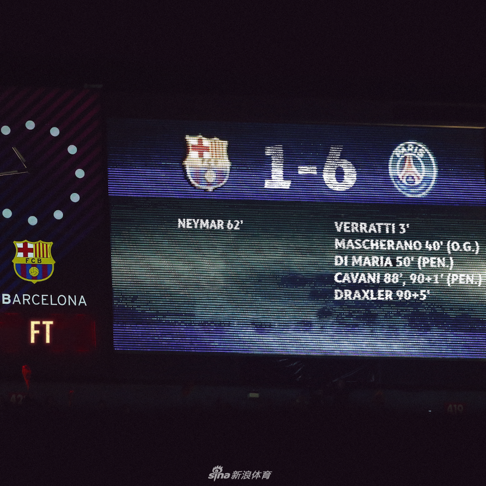 在比赛最后读秒阶段，一名巴黎球员在门线前用一记奋不顾身的铲射，将球送入球门远角，而防守他的巴萨后卫则绝望地滑倒在地，时间仿佛在那一刻凝固。