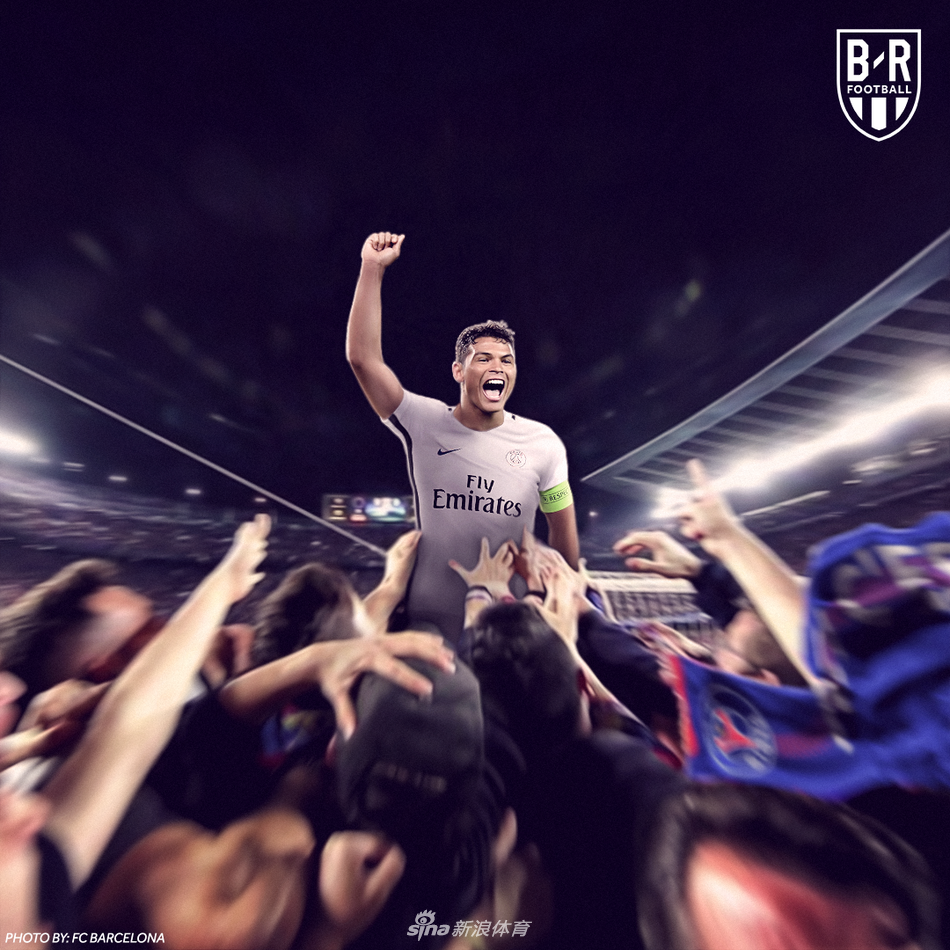 镜头捕捉到一位巴黎球员在打入绝杀球后，如同君王般张开双臂，昂首站立在广告牌前，接受来自死忠球迷看台的疯狂膜拜，这画面仿佛宣告了新王的加冕。
