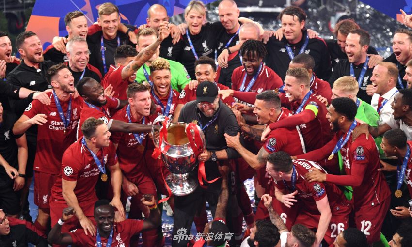 河床战士的荣耀时刻：白衣红带的南美王者们在纪念碑球场仰望星空，用胜利捍卫着阿根廷足球的尊严