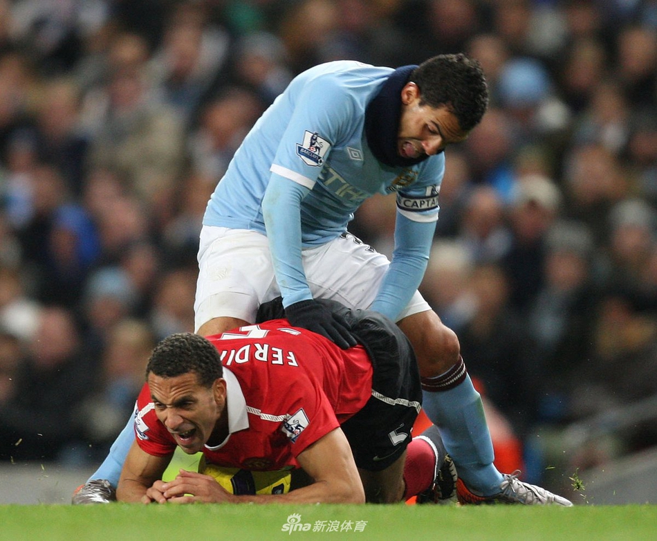 穆勒在比赛中身体扭曲动作夸张酷似武林高手施展佛山无影脚充满喜感