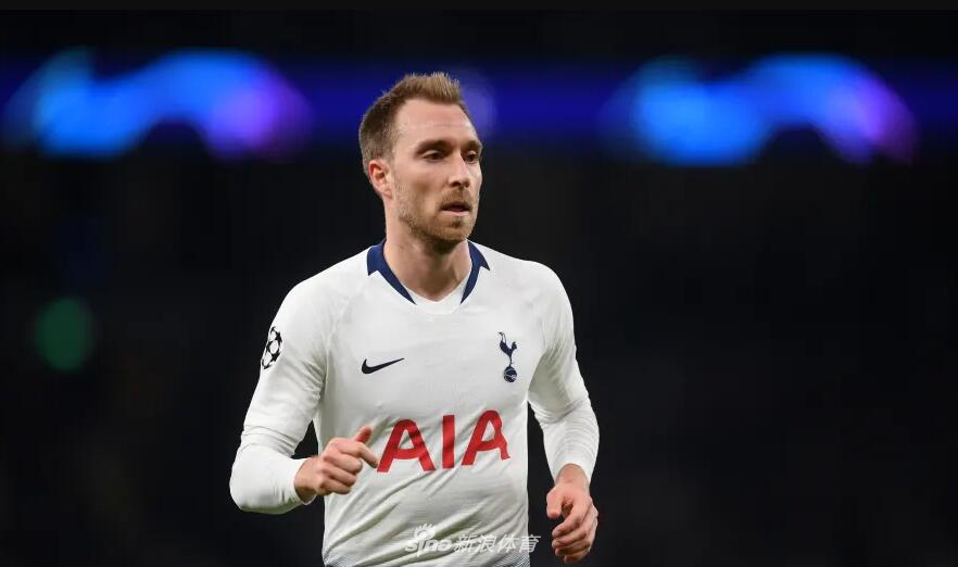 曼城边锋斯特林在赛场上疾驰，他以1.4亿欧元的身价证明了自己是英超最犀利的突破手之一