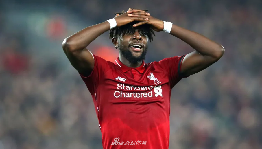 德乌洛费乌在边路带球疾进，他的身影与草皮上的绿茵形成鲜明对比，身后是拼命追赶却无可奈何的防守者，整个画面仿佛定格在了他起速超越的那一刻，充满了动感。