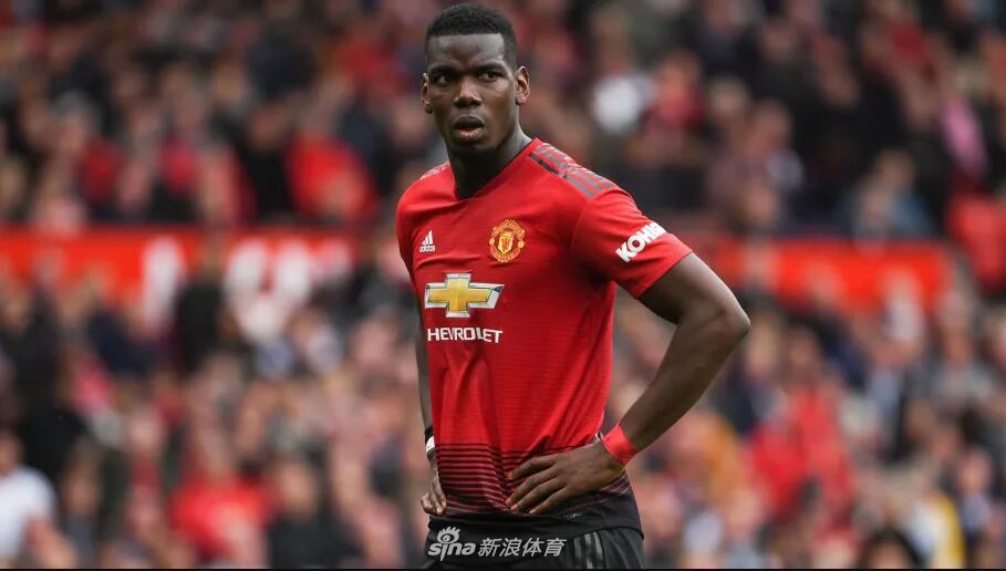 曼联中场博格巴从容控球，作为一亿欧元先生，他肩负着红魔复兴的重任