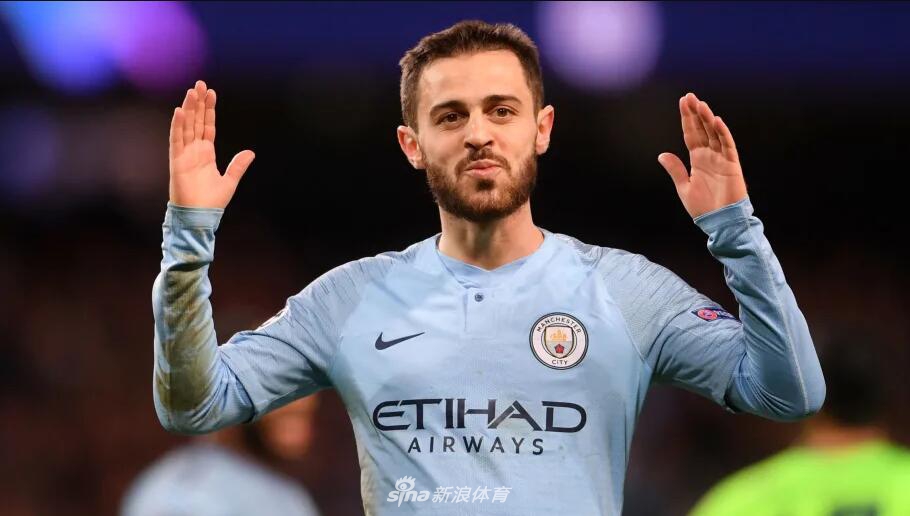 热刺前锋凯恩霸气庆祝进球，他以1.5亿欧元的身价与萨拉赫共享榜首殊荣