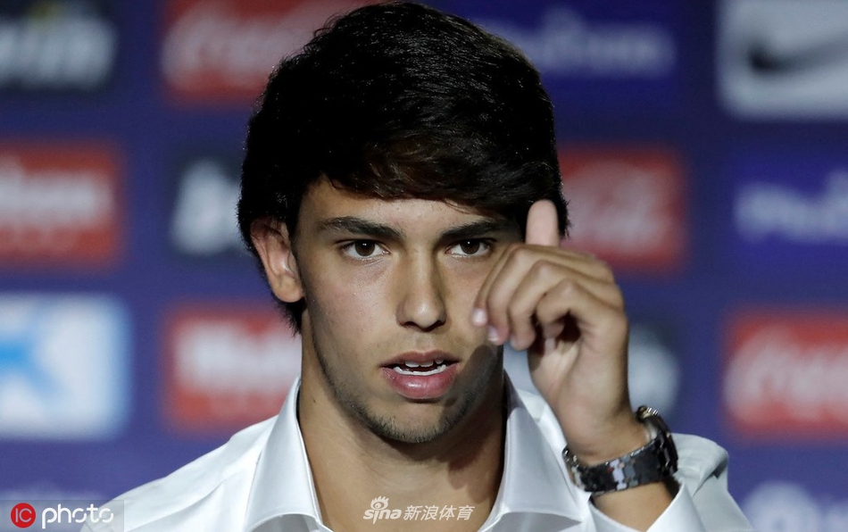 面对众多媒体的镜头，菲利克斯在新闻发布会上神情自若地回答问题，展现了他超越年龄的成熟心理和良好的职业素养。