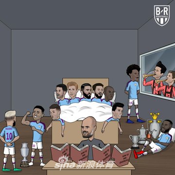 队长扎卡神情落寞地拽起球衣擦拭汗水，眼神中写满了对场上失控局面的不解与沮丧，队友的身影在他身后显得格外孤立无援。