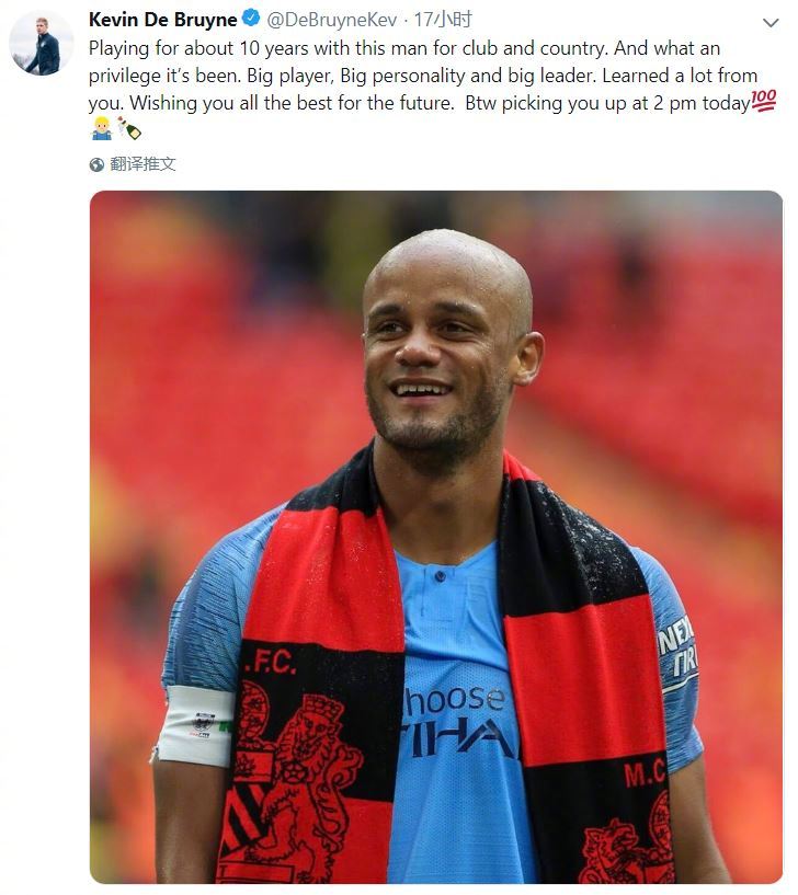 孔帕尼深情亲吻曼城队徽，这一幕被永远定格，他胸前的蓝色标志早已融入他的血液，这是他对这支球队最深沉的爱与忠诚的无声宣告。