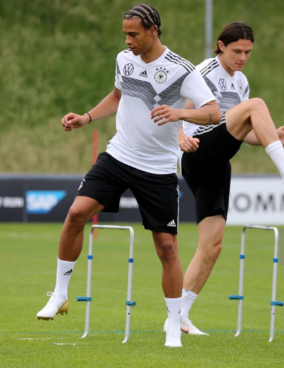 萨内轻巧地颠起足球，整个人的状态显得无比放松和自信，那头精心打理的小脏辫，仿佛就是他驰骋在梦想草原上的最酷鬃毛。