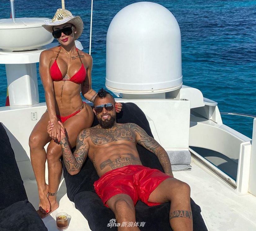 梅西在多人包夹下依然从容控球，他略微低头，视线穿过防守球员的人缝，正在寻找那稍纵即逝的传球良机。