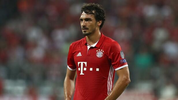 中后卫：胡梅尔斯