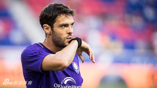 2017年12月，卡卡正式宣布退役