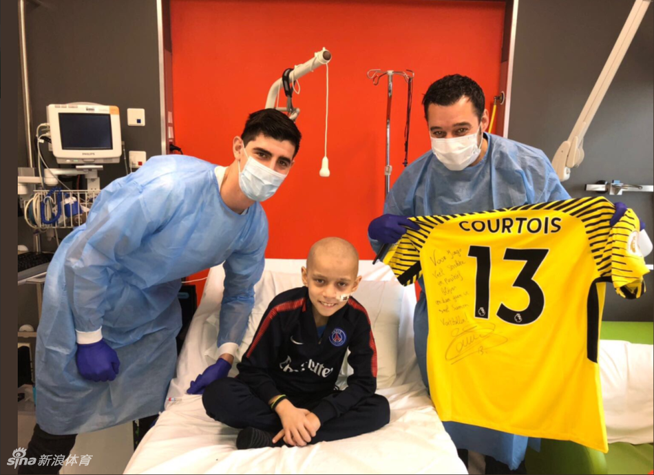 库尔图瓦看望患病小男孩