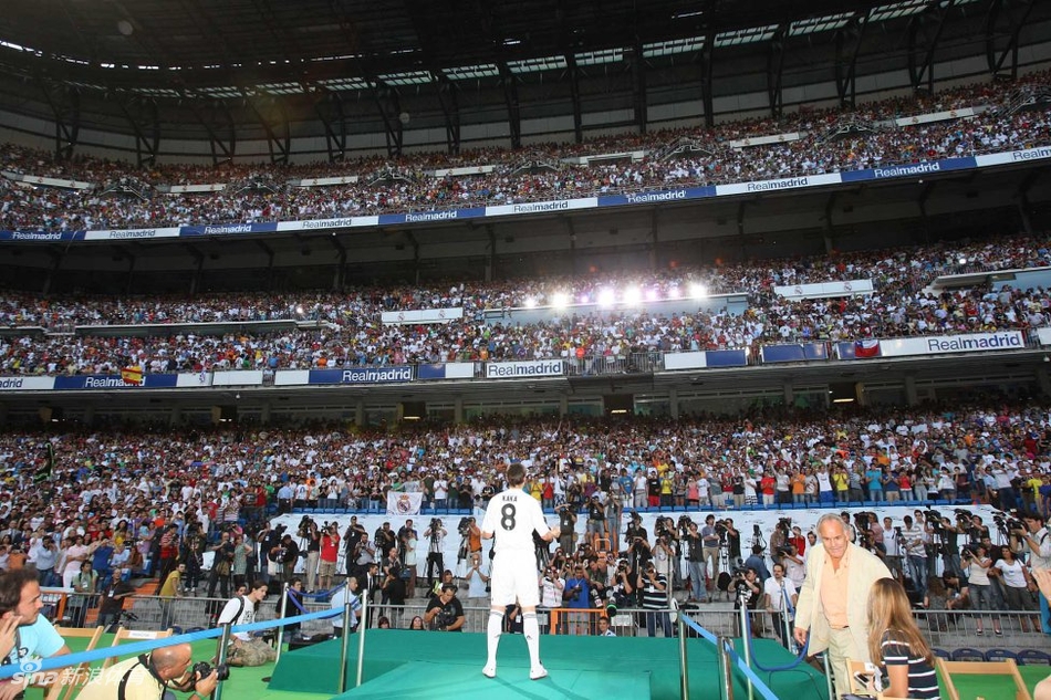 卡卡亮相伯纳乌