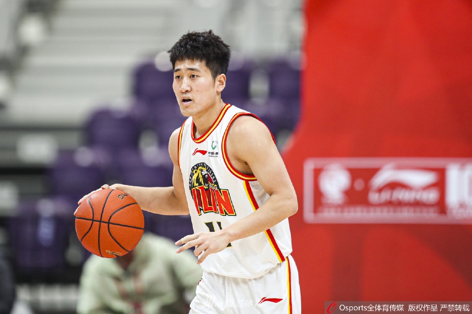 姜宇星空切至篮下,接球后高高跃起完成换手上篮,动作舒展飘逸