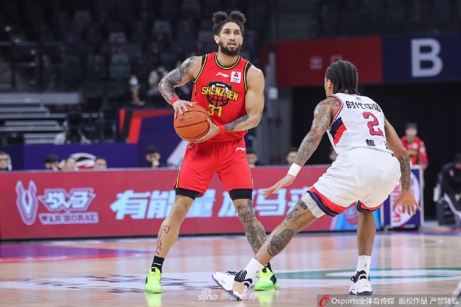 广州主帅郭士强在场边双手拢嘴大声呼喊战术,眼神中透露出对胜利的无限渴望与严厉要求