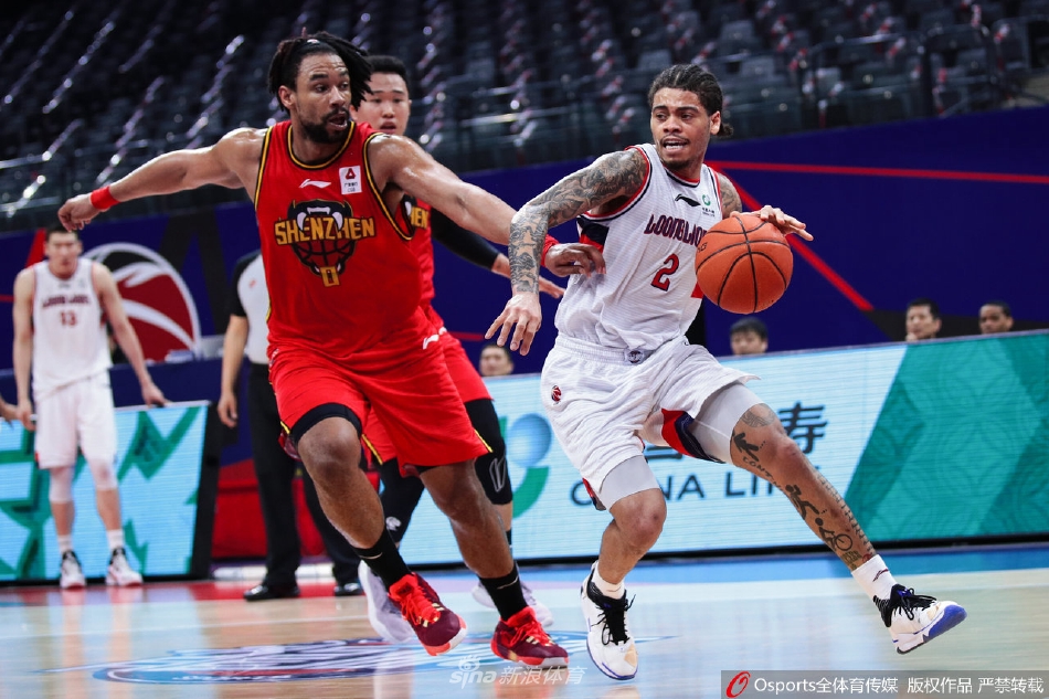 深圳小将赵义明在篮下高高跃起,隔着防守球员完成势大力沉的单手劈扣,篮筐在颤抖