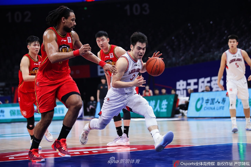 赛后双方球员拥抱致意,虽然场上是对手,场下同根同源的广东篮球情谊尽在不言中