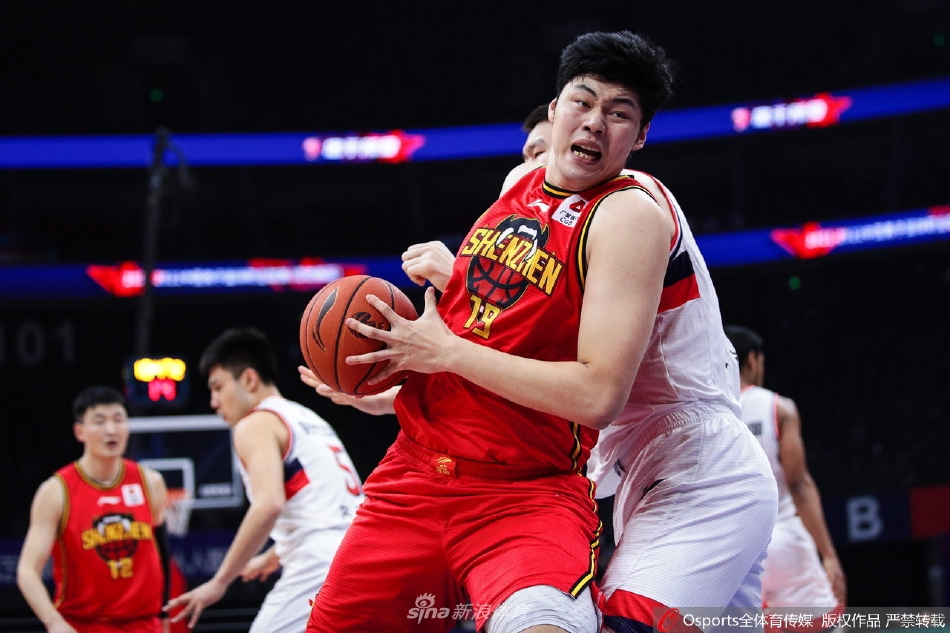 深圳队顾全在底角犹如冷血刺客,手起刀落飙中关键三分,瞬间点燃替补席的激情