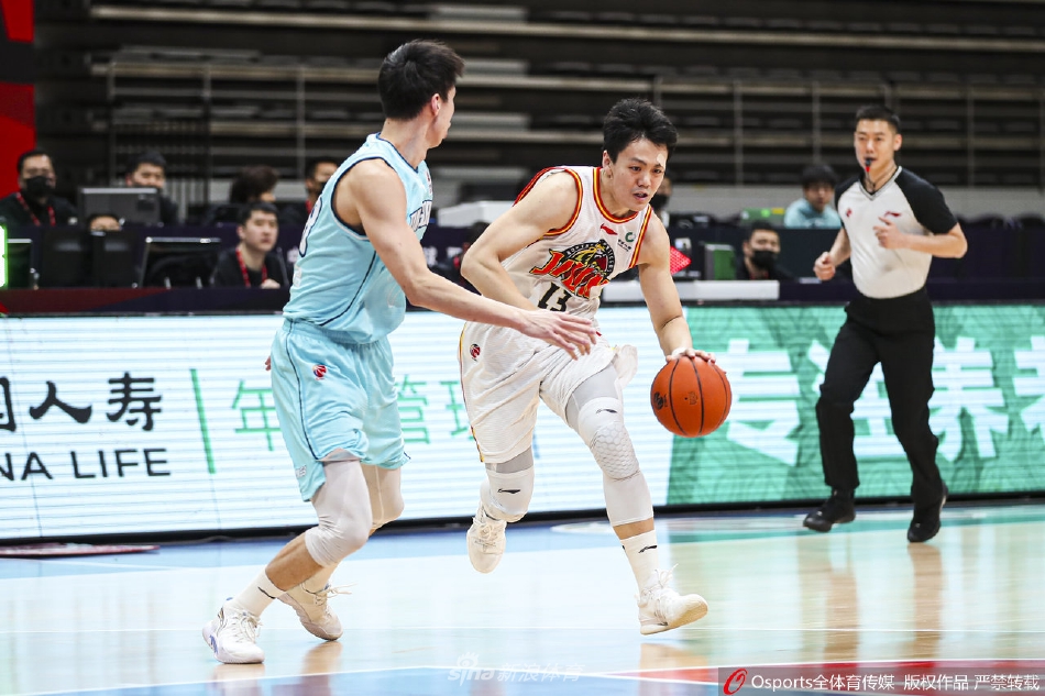 吉林队核心琼斯持球高速突破,青岛队许家晗在身后奋力追赶