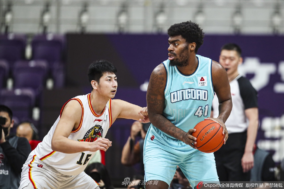 姜伟泽外线持球,迎着防守球员投出三分,篮球在空中划过一道美丽的弧线