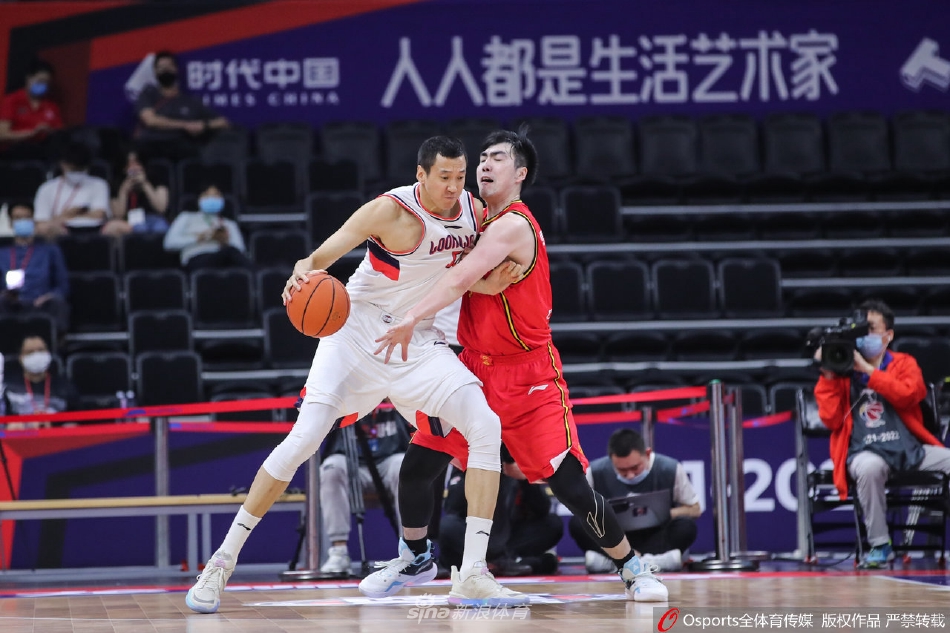 广州外援梅森如灵猫般穿梭于深圳防线,面对夹击防守送出不看人传球,助攻队友轻松上篮得分