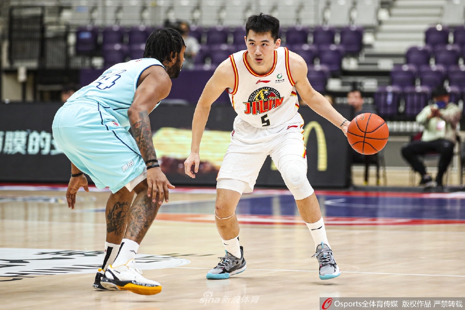 达卡里-约翰逊篮下强攻,面对吉林队多人包夹依然稳健出手