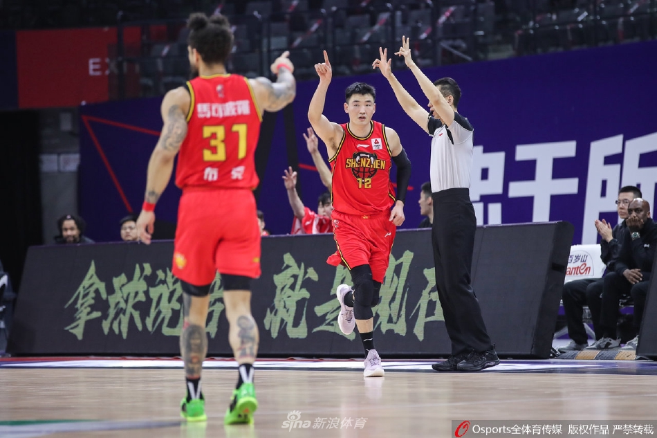 深圳外援萨林杰在禁区深处卡位要球,凭借强壮的身体顶开防守,转身勾手投篮一气呵成