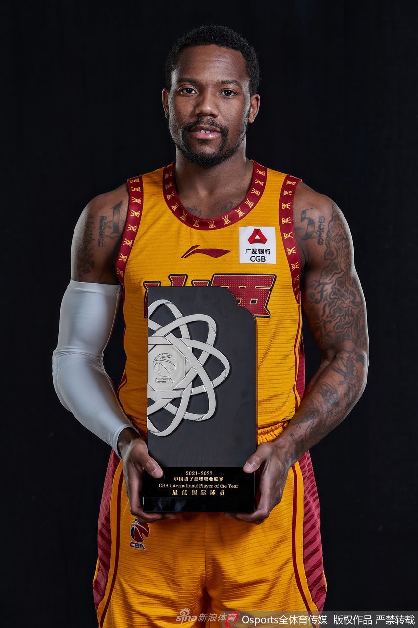 侧身站立的费尔德目光如炬望向远方，紧实的肌肉线条在灯光下格外分明，这个小个子身体里蕴藏着巨大的能量。