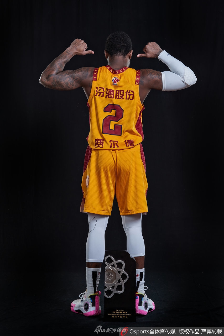 最后一张黑白风格的写真中，费尔德低头沉思，光影勾勒出他坚毅的面部轮廓，这一刻他仿佛是一位孤独的球场剑客。