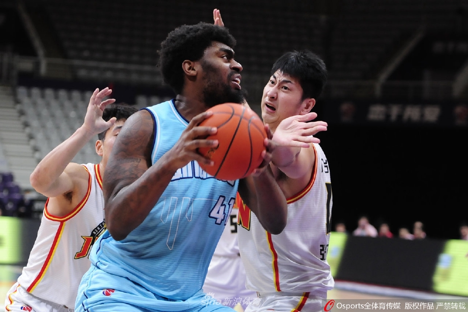 比赛暂停期间，吉林主帅王晗手持战术板，神情严肃地向队员们布置战术，球员们认真聆听。