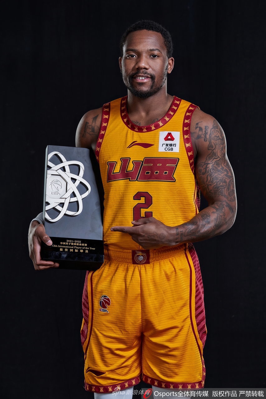 凯·费尔德身着灰色训练服，眼神犀利凝视前方，专注的神情仿佛在向镜头传递着他对胜利的无限渴望。