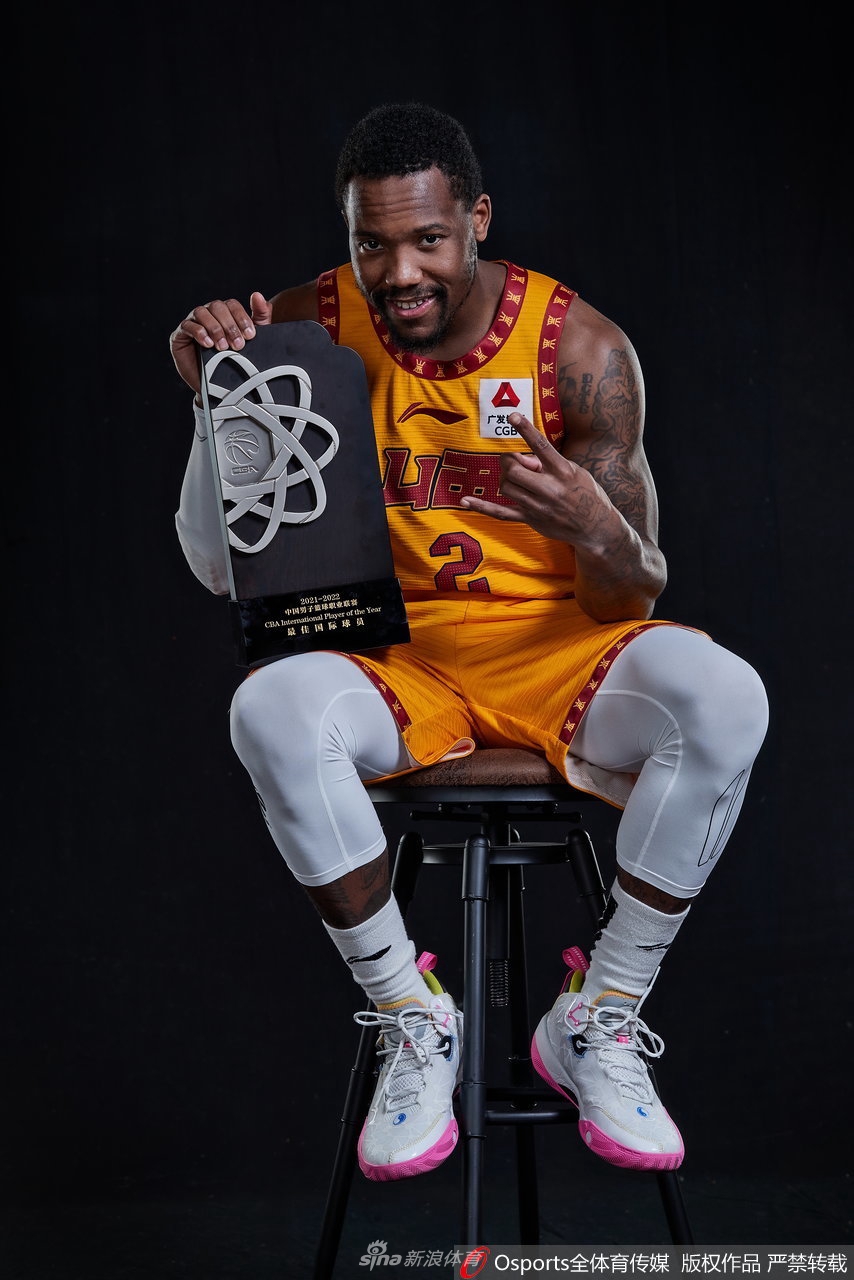 费尔德在镜头前露出一丝自信的微笑，眼神中透露出狡黠与灵动，仿佛在思考下一步将如何戏耍对手。