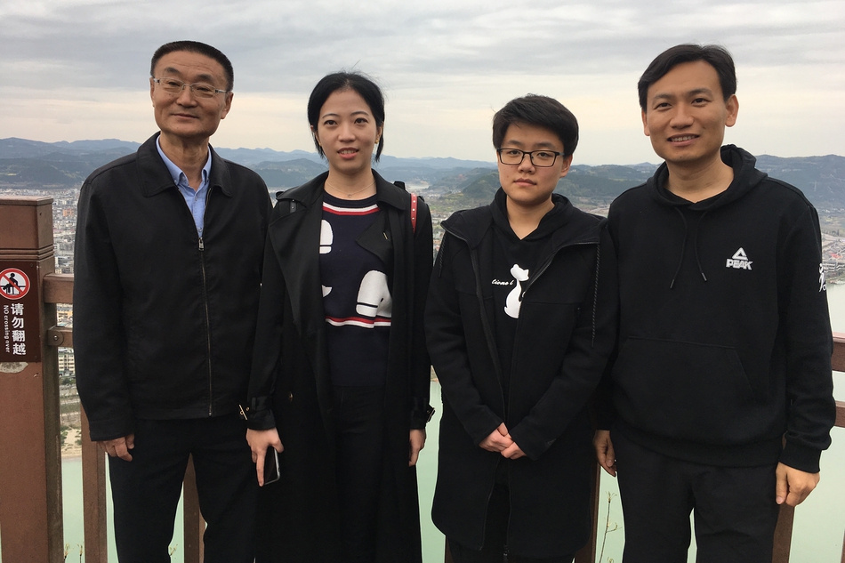 高清-女子名人战棋手游览名胜