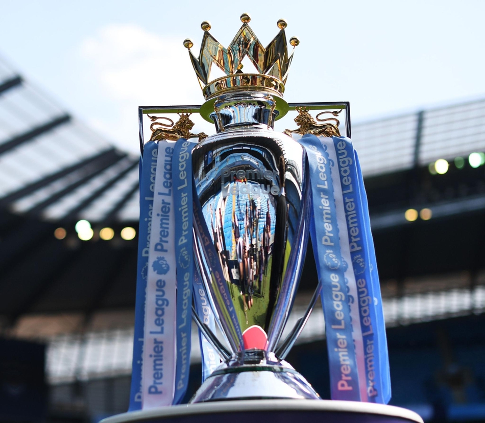 安菲尔德的等待：利物浦球员紧张关注实时比分，眼神中交织着对胜利的渴望与对远方战况的焦虑