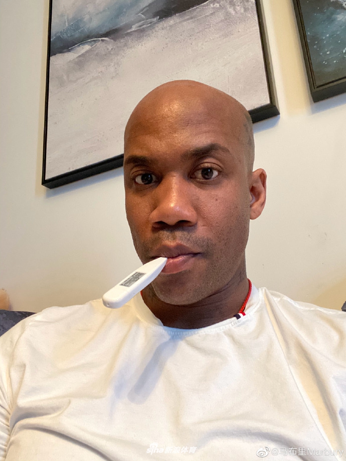 马布里戴着口罩，眼神坚定地望向窗外，虽然身处隔离房间，心却与这座城市紧紧相连。他的身影，仿佛是在告诉所有人，遵守规定就是对抗疫最大的支持。