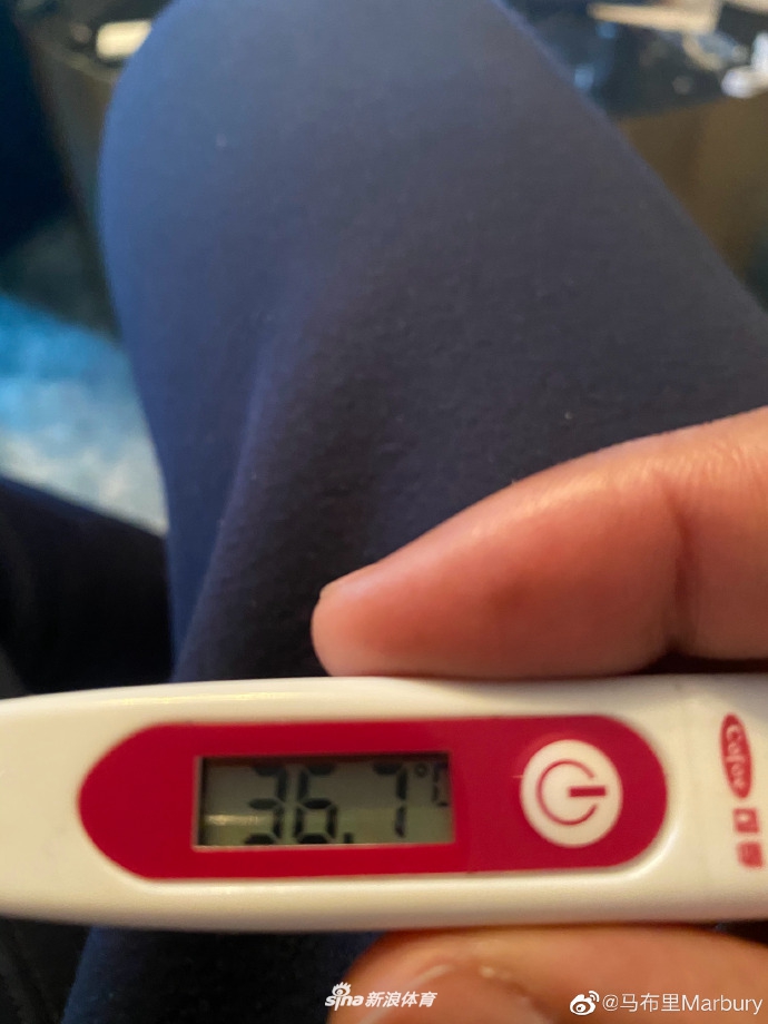 马布里身穿运动外套，低头认真地填写着表格。那张小小的体温记录表，记录下的不仅是数字，更是他14天如一日的高度自觉与对社区防疫工作的尊重。