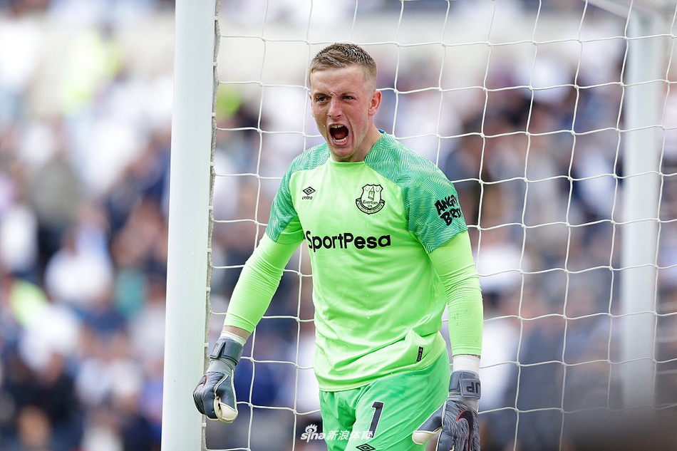 埃里克森罚出任意球的瞬间，身体舒展成弓形，皮球在空中高速旋转，划出完美弧线直奔球门死角