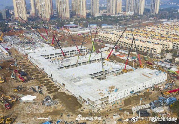 虽然已经解除隔离，马布里依然保持着高度的防护意识。他拿出酒精仔细地清洁手机，这个再普通不过的小动作，展现了他将防疫措施内化为生活习惯的严谨态度。