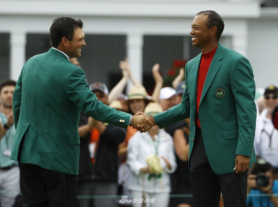 伍兹在决赛轮中凝神静气，准备关键一推，眼神中充满了对胜利的渴望与专注