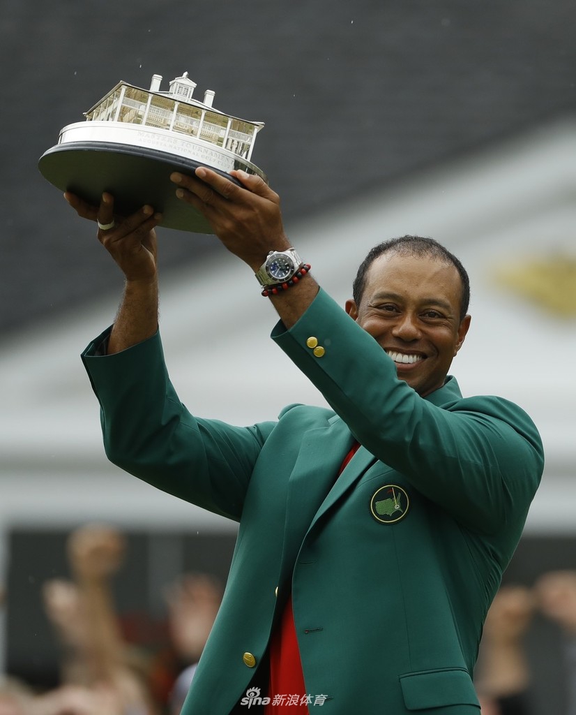 夺冠瞬间，伍兹的球童乔·拉卡瓦激动地将推杆抛向空中，两人紧紧相拥庆祝这来之不易的胜利