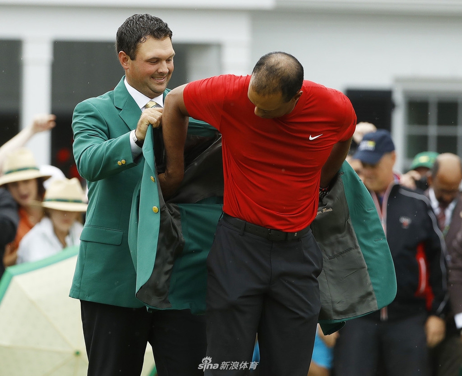 伍兹与家人共同分享胜利喜悦，母亲、女儿和儿子环绕身旁，温馨场面令人动容