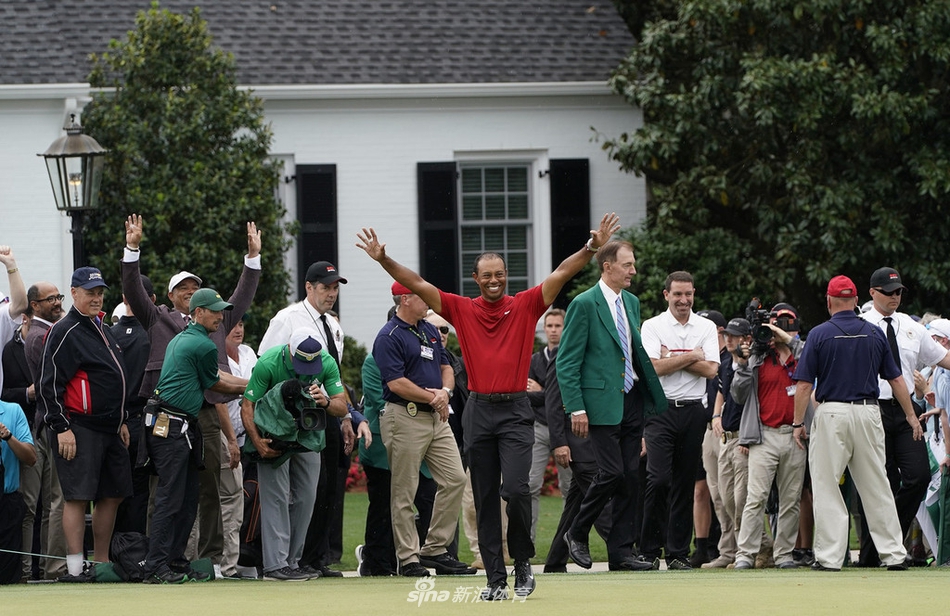 夕阳下，身着绿夹克的伍兹独自手持奖杯走在奥古斯塔的球道上，背影定格为一段传奇的注脚