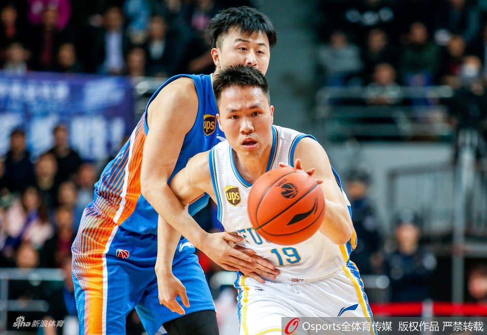 天津队核心罗切斯特运球突破北控防线，面对夹击冷静寻找传球路线