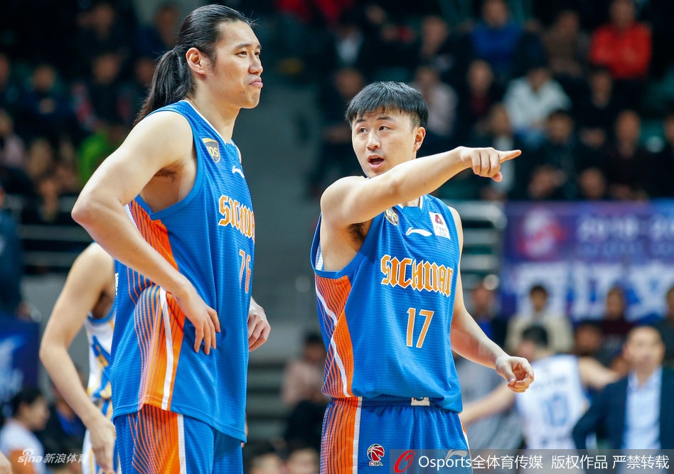 福建外援尼克尔森迎着四川防守球员高高跃起，单手劈扣点燃主场激情