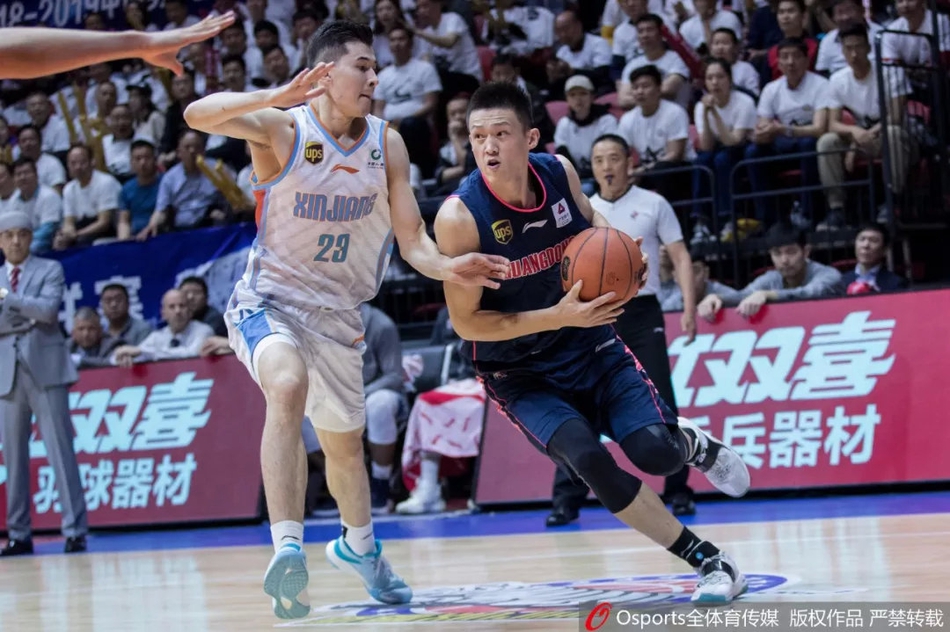 队长周鹏持球强行突破,面对新疆队两人的严密夹击,他毫无惧色,用坚定的眼神和强硬的姿态撕开对手防线。